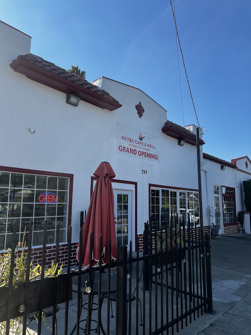 Reyes Cafe & Grill interior