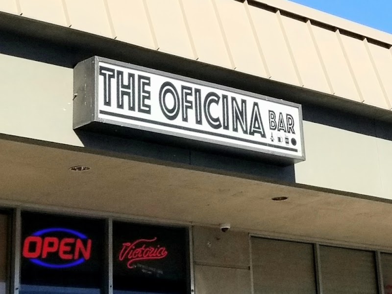 La Oficina Bar exterior
