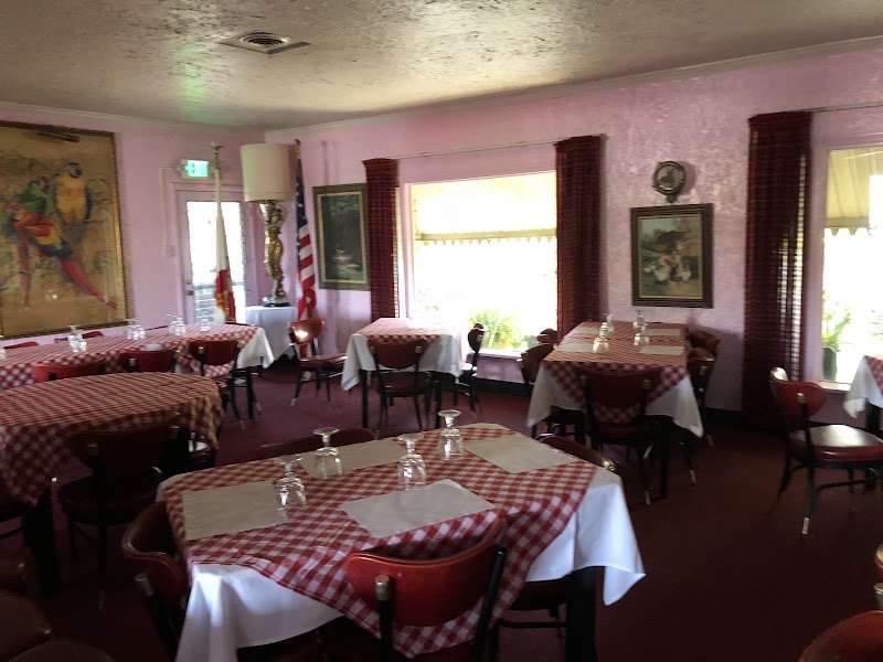 Vahl's Restaurant & Cocktail interior