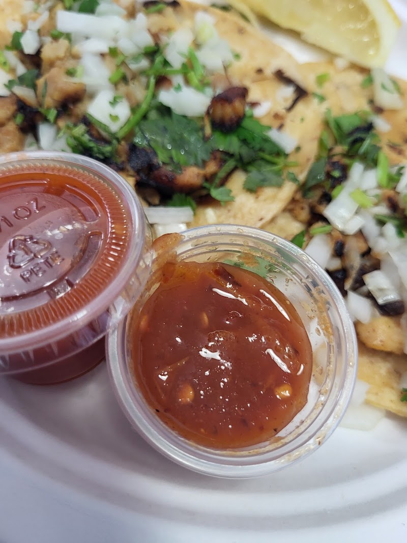 Tacos y Tlayudas el Ejuteco food